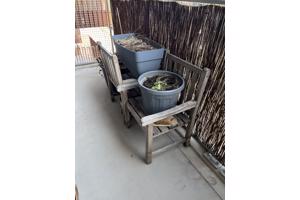 Tuinmeubilair (teak stoelen, potten en klimrekken)