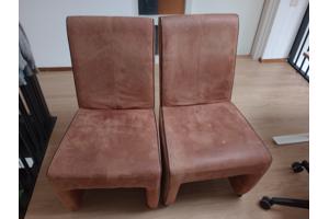 2 bruine suede-look eetkamer stoelen met wielen and greep