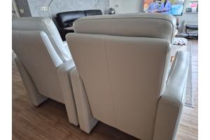 2 licht leder fauteuils