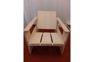 Twee kratstoelen met tafeltje