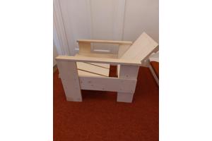 Twee kratstoelen met tafeltje