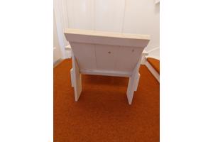 Twee kratstoelen met tafeltje