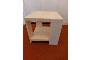 Twee kratstoelen met tafeltje