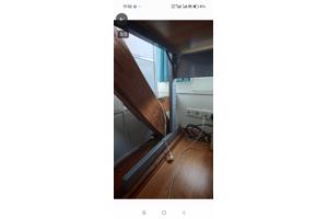 Bureau van Ikea met computersteun