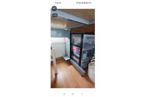 Bureau van Ikea met computersteun