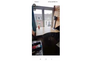 Bureau van Ikea met computersteun