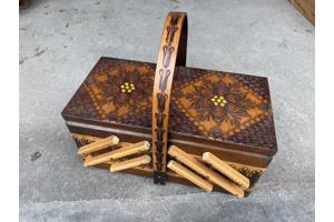 Kistje voor handwerkspullen of andere hobbyzaken van Pools houtsnijwerk