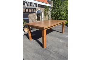 Houten eettafel