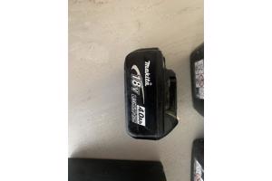 2x makita accu 5ah. 1x makita accu 4ah. 1x makita acculader.