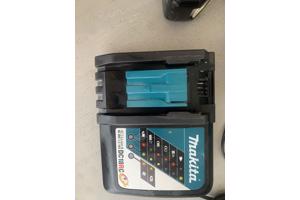 2x makita accu 5ah. 1x makita accu 4ah. 1x makita acculader.