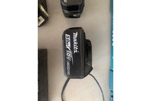 2x makita accu 5ah. 1x makita accu 4ah. 1x makita acculader.