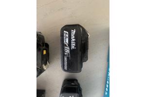 2x makita accu 5ah. 1x makita accu 4ah. 1x makita acculader.