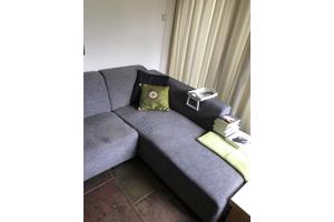 Hoekbank 250 bij 187cm van stof