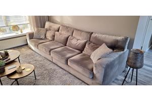 Mooie 4 zits bank van velvet stof kleur taupe