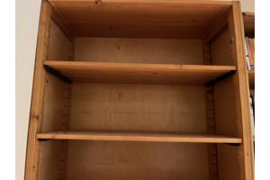 Hoge boekenkast met planken en deurtjes