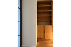 Hoge boekenkast met planken en deurtjes