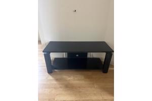 Tv-meubel in zwart met glasplaat en chromen details