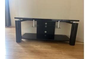 Tv-meubel in zwart met glasplaat en chromen details