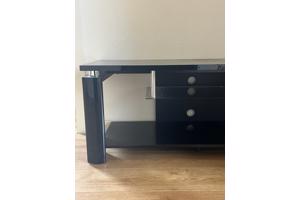 Tv-meubel in zwart met glasplaat en chromen details