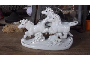 Leuk keramiek beeldje van drie witte paarden A