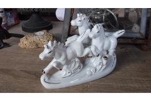 Leuk keramiek beeldje van drie witte paarden A