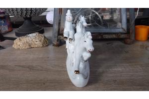 Leuk keramiek beeldje van drie witte paarden A