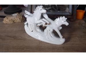 Leuk keramiek beeldje van drie witte paarden A