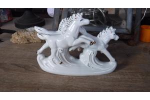 Leuk keramiek beeldje van drie witte paarden A