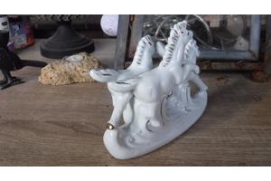 Leuk keramiek beeldje van drie witte paarden A