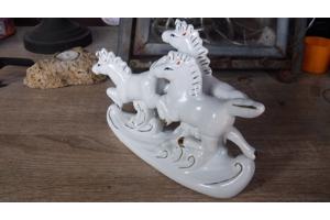 Leuk keramiek beeldje van drie witte paarden A