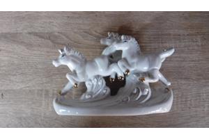 Leuk keramiek beeldje van drie witte paarden A