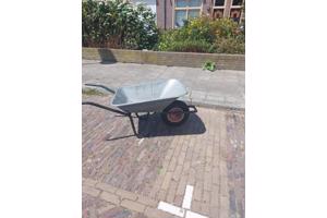 kruiwagen verzinkt in goede staat