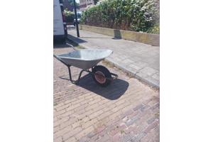 kruiwagen verzinkt in goede staat