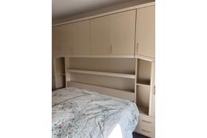 Elektrisch bed met ombouw.