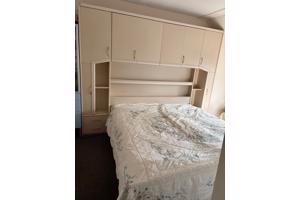 Elektrisch bed met ombouw.