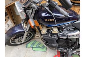 Gereviseerde Yamaha 600 Motor en 529 Zundapp Brommer in een
