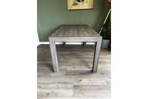 Tafel met bijpassende TV meubel