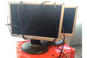 2 x LCD Monitors en zak met diverse kabels