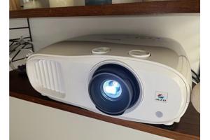 Epson EH-TW7000 - 4K beamer - almost new - home cinema