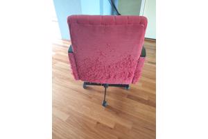 Vintage rode bureaustoel op wieltjes