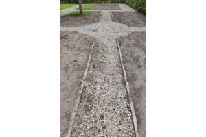 Schelpen van schelpenpaden, zelf wegscheppen