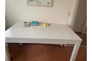 witte uitschuifbare tafel
