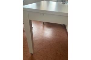 witte uitschuifbare tafel