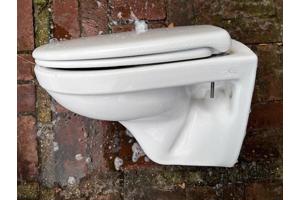 wastafel met kraan en hangtoilet