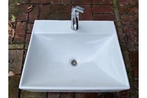 wastafel met kraan en hangtoilet