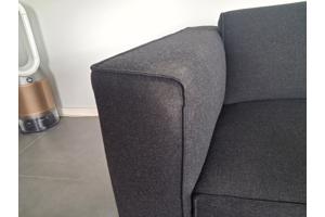 2 1/2 zits bank. Antraciet. Design on stock.