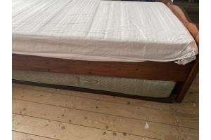 Eenpersoons bed van hout