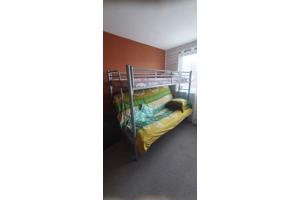 3 persoons inklapbaar stapelbed, kledingkast, cd kast met glazendeur, instaptrap voor honden, 2x rieten zitstoelen,