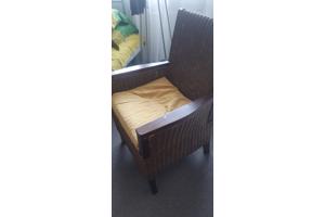 3 persoons inklapbaar stapelbed, kledingkast, cd kast met glazendeur, instaptrap voor honden, 2x rieten zitstoelen,