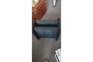 3 persoons inklapbaar stapelbed, kledingkast, cd kast met glazendeur, instaptrap voor honden, 2x rieten zitstoelen,